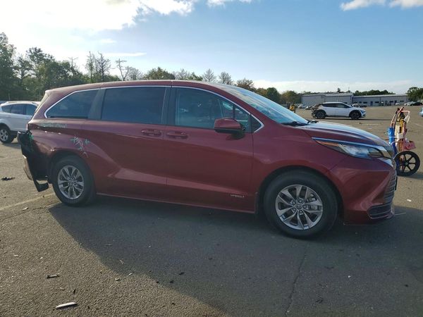 2021 TOYOTA SIENNA LE — Passenger 3/4