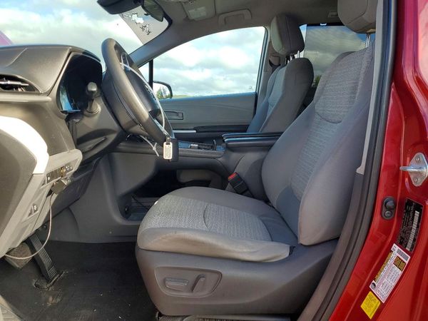 2021 TOYOTA SIENNA LE — DENT