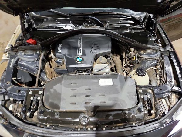 2014 BMW 328 xDrive — Engine bay