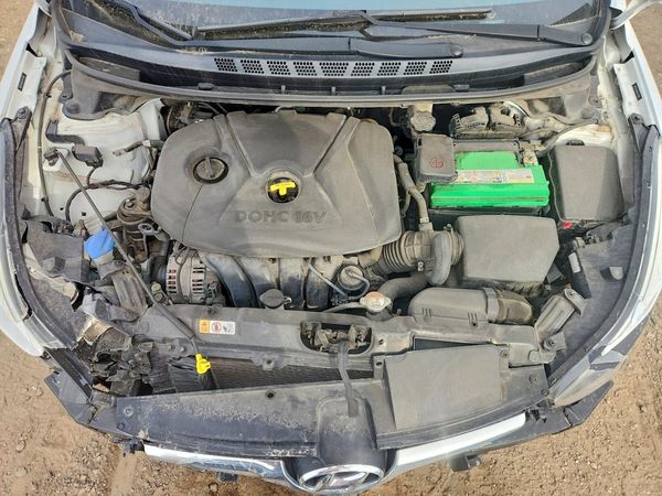2016 HYUNDAI ELANTRA — Engine bay