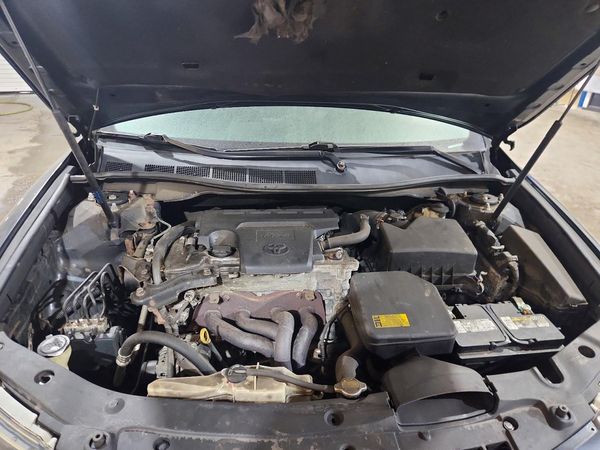 2013 TOYOTA CAMRY — Engine bay