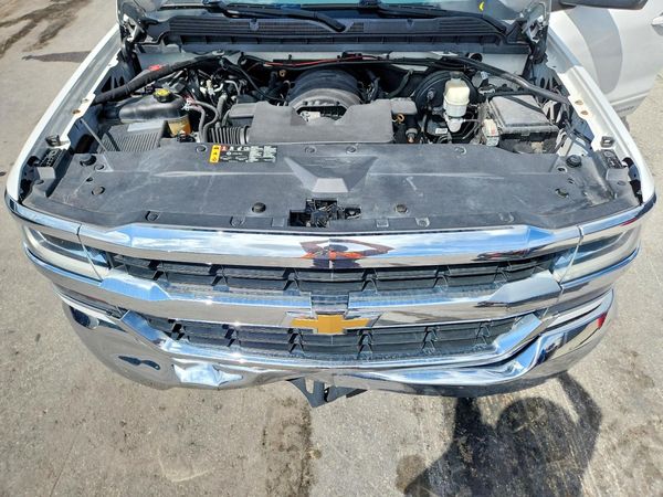 2019 CHEVROLET SILVERADO LT — Engine bay