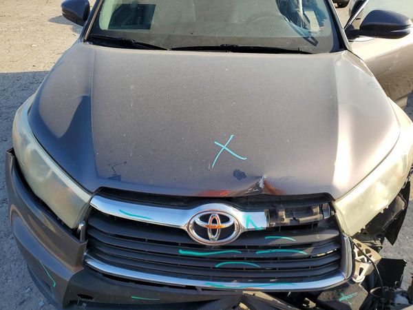 2015 TOYOTA HIGHLANDER — Engine bay