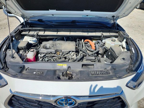 2021 TOYOTA HIGHLANDER — Engine bay
