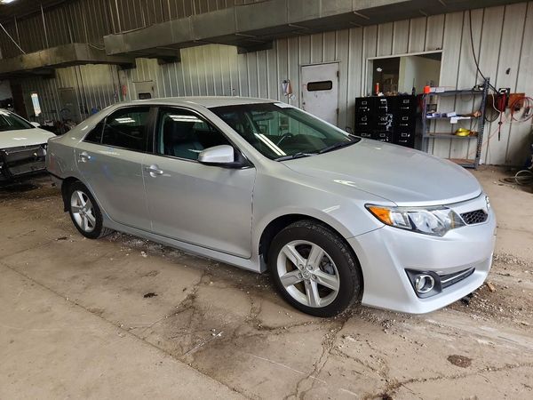 2014 TOYOTA CAMRY — Passenger 3/4