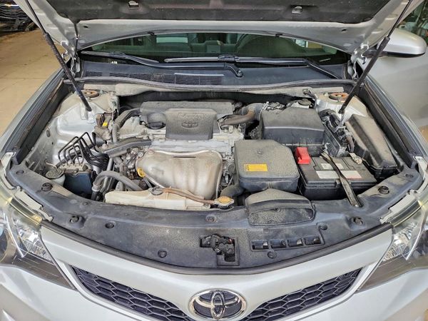 2014 TOYOTA CAMRY — Engine bay