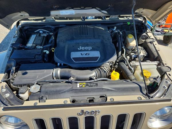 2017 JEEP WRANGLER UNLIMITED — Engine bay