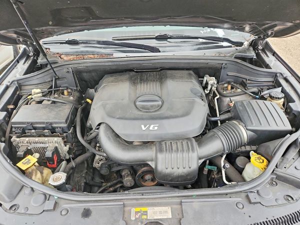 2014 JEEP CHEROKEE Summit — Engine bay