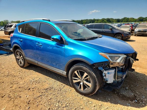2018 TOYOTA RAV4 — Passenger 3/4