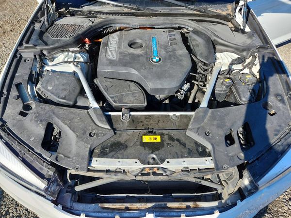 2018 BMW 530XE xDrive — Engine bay