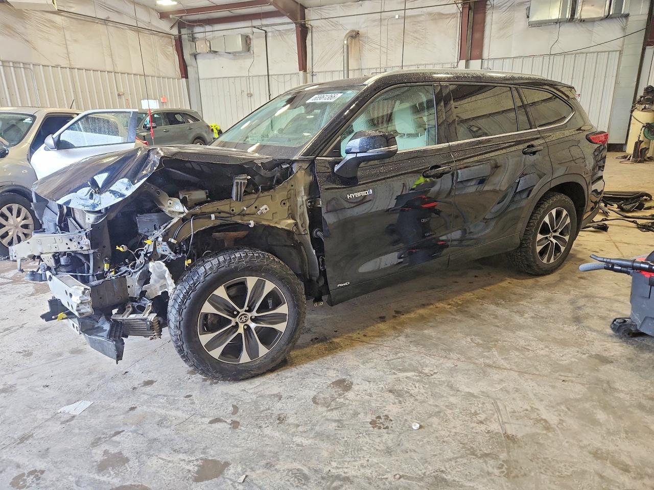 2020 TOYOTA HIGHLANDER — Front 3/4