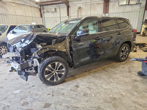 2020 TOYOTA HIGHLANDER — Front 3/4