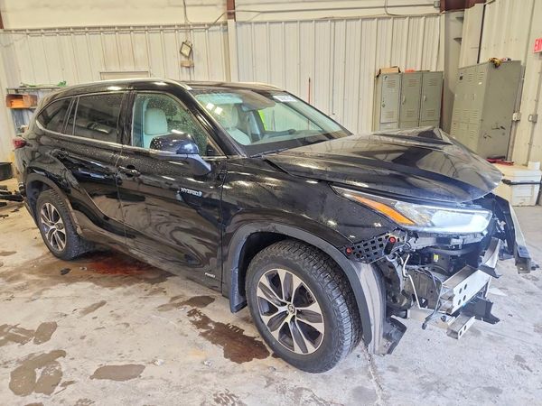 2020 TOYOTA HIGHLANDER — Passenger 3/4