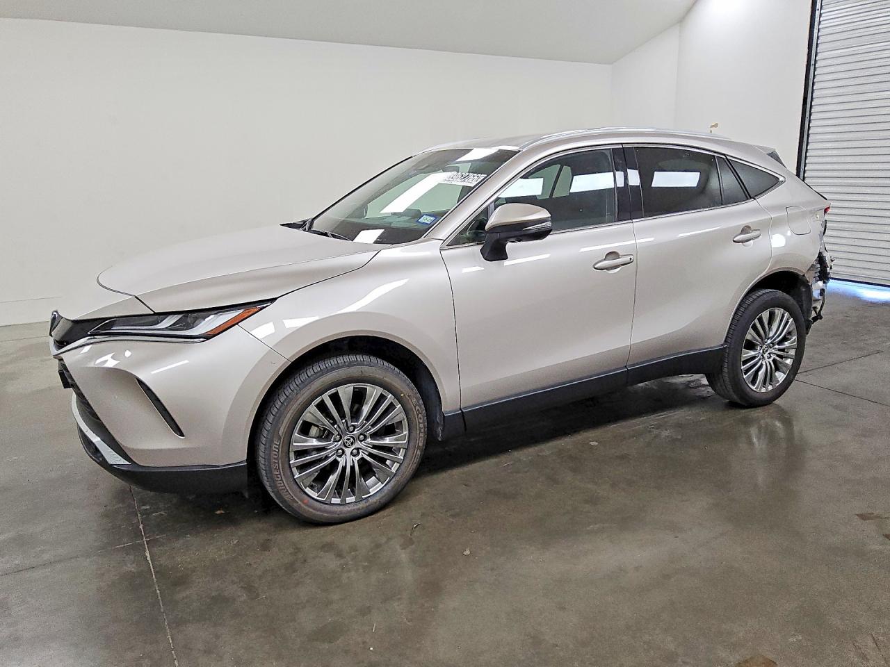 2024 TOYOTA VENZA — Front 3/4