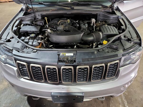 2017 JEEP CHEROKEE Limited — Engine bay
