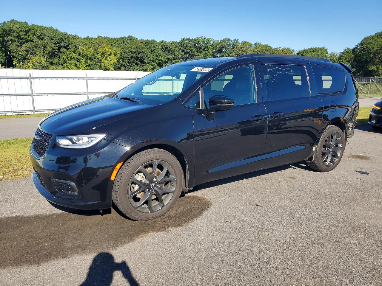 2025 CHRYSLER PACIFICA Limited — Front 3/4