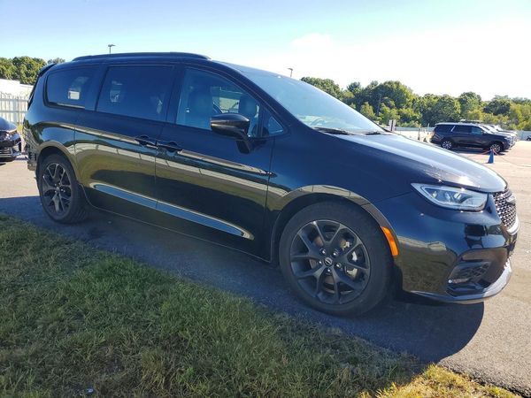 2025 CHRYSLER PACIFICA Limited — Passenger 3/4