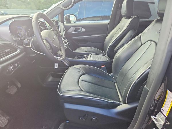 2025 CHRYSLER PACIFICA Limited — DENT