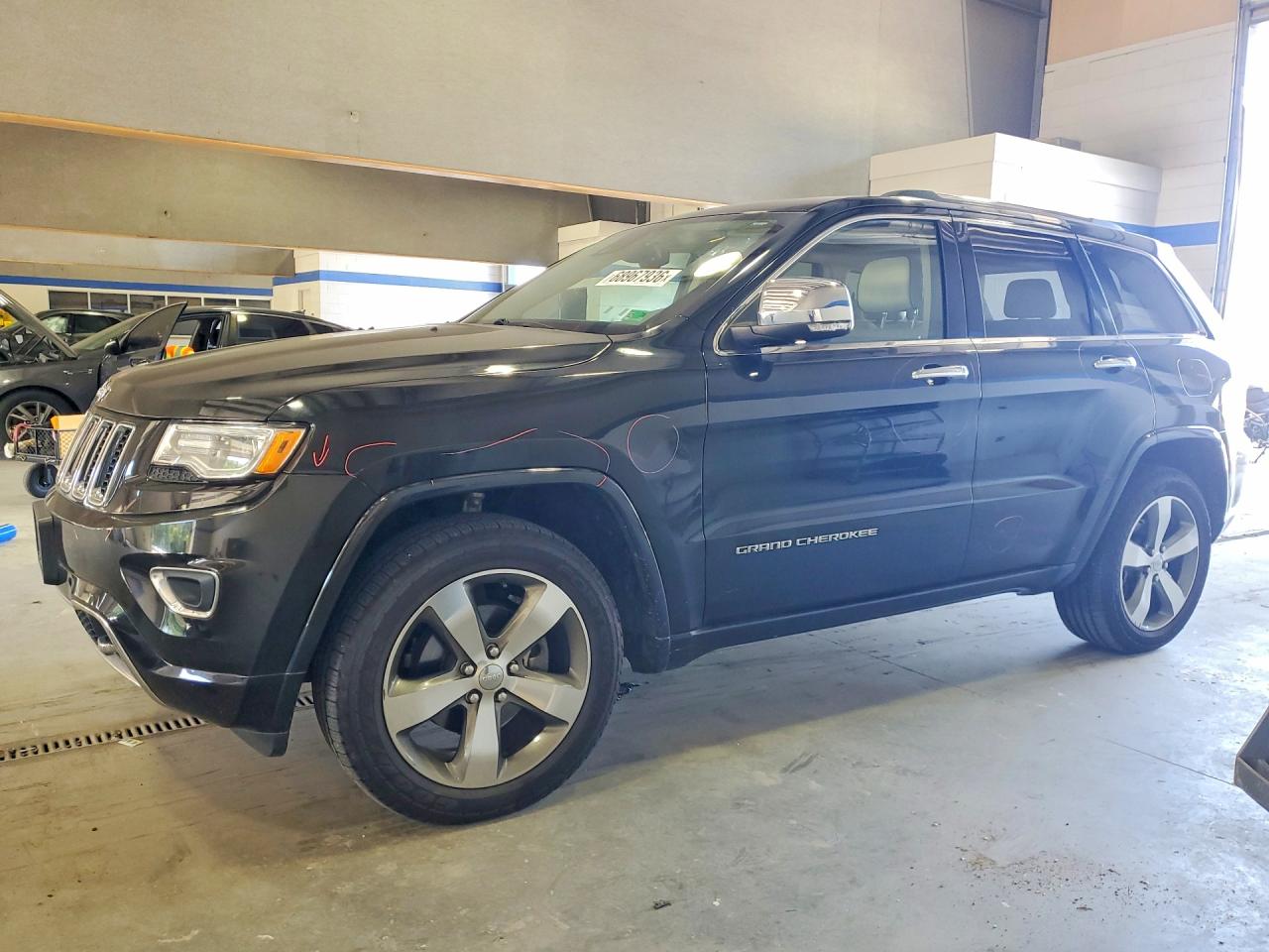 2016 JEEP GRAND CHEROKEE OVERLAND 4X4 — Front 3/4