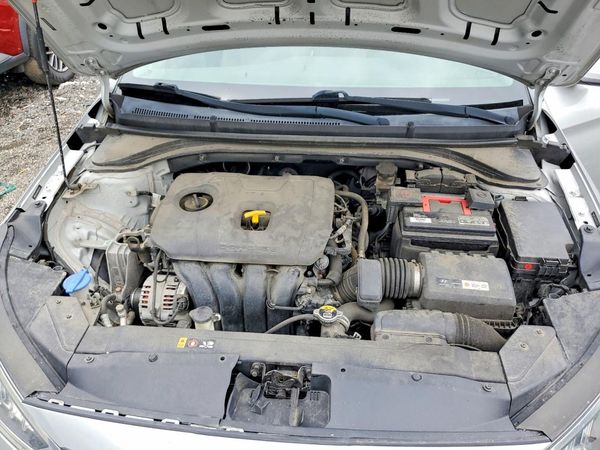 2019 HYUNDAI ELANTRA SE — Engine bay