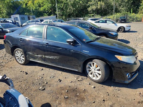 2013 TOYOTA CAMRY Hybrid — Passenger 3/4