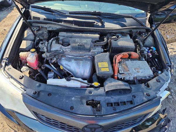 2013 TOYOTA CAMRY Hybrid — Engine bay