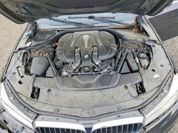2016 BMW 7 SERIES xDrive — Engine bay