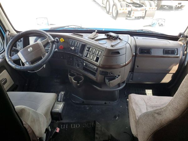 2014 VOLVO VN