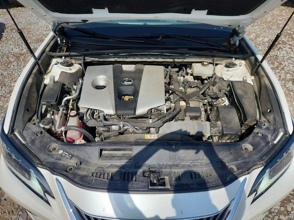 2021 LEXUS ES — Engine bay