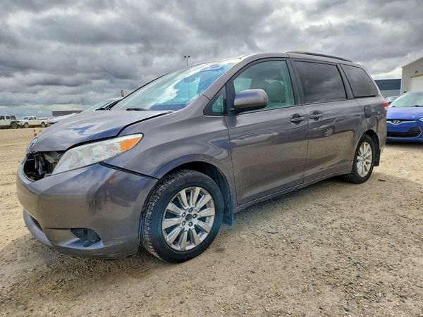 2013 TOYOTA SIENNA