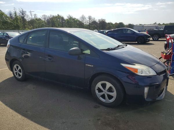 2014 TOYOTA PRIUS — Passenger 3/4
