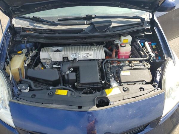 2014 TOYOTA PRIUS — Engine bay