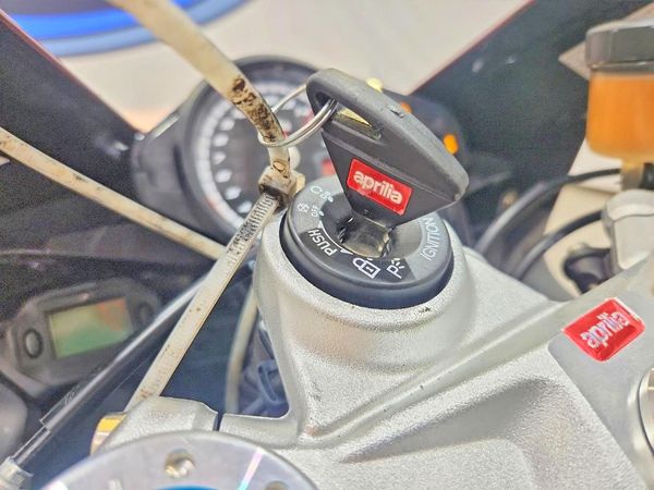 2016 APRILIA RSV4 — KEYF