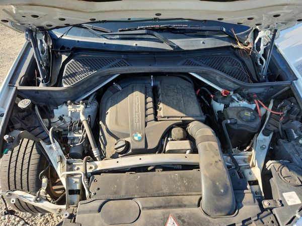 2015 BMW X5 — Engine bay