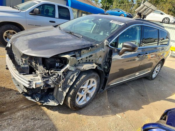 2017 CHRYSLER PACIFICA — Front 3/4