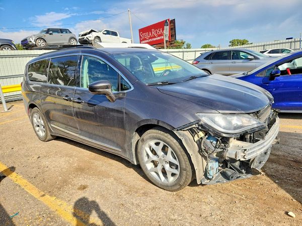 2017 CHRYSLER PACIFICA — Passenger 3/4