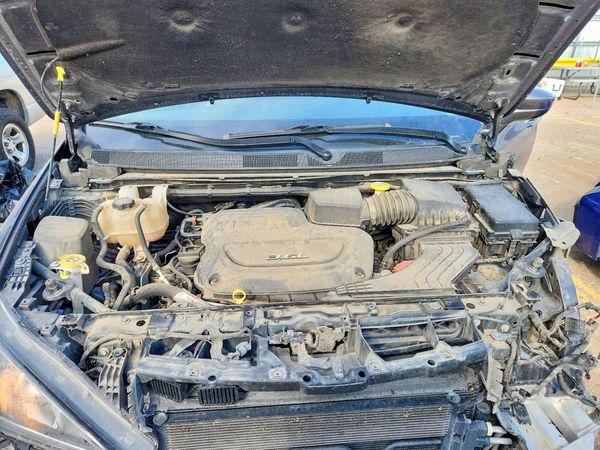 2017 CHRYSLER PACIFICA — Engine bay