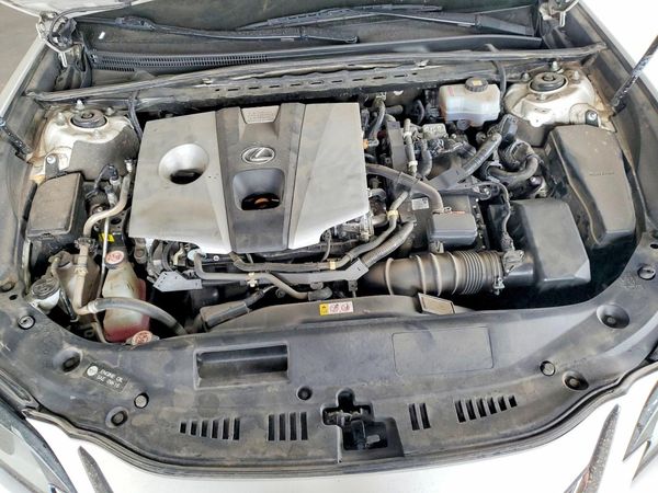 2020 LEXUS ES — Engine bay