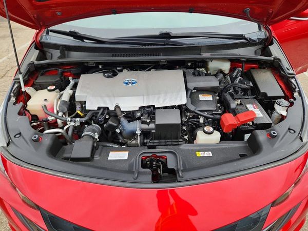 2020 TOYOTA PRIUS — Engine bay