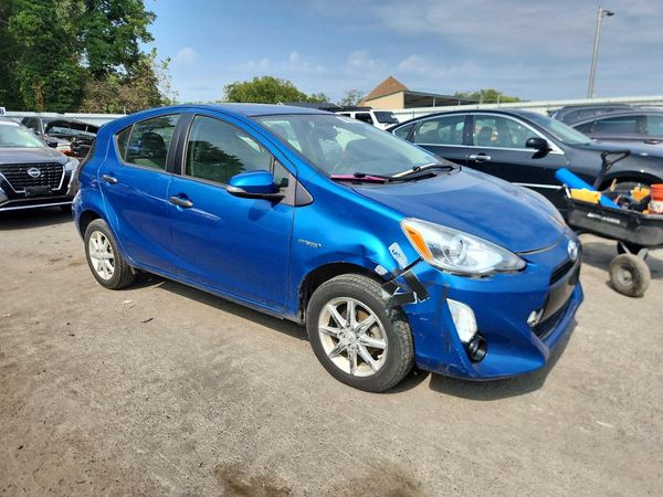 2015 TOYOTA PRIUS — Passenger 3/4
