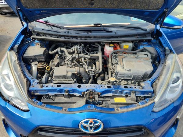2015 TOYOTA PRIUS — Engine bay