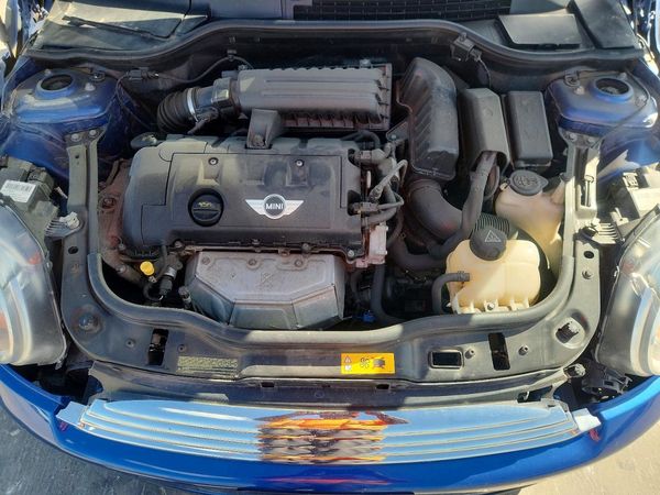 2013 MINI COOPER — Engine bay