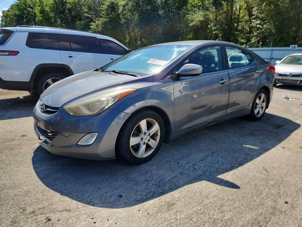 2013 HYUNDAI ELANTRA — Front 3/4