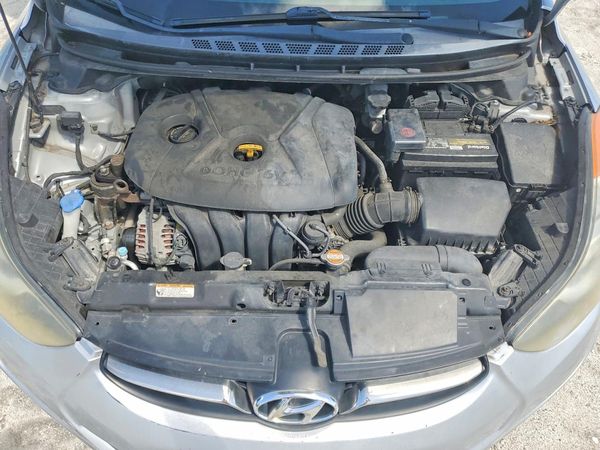 2012 HYUNDAI ELANTRA GLS(Middle grade) — Engine bay