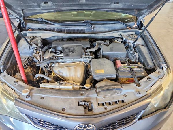 2014 TOYOTA CAMRY — Engine bay