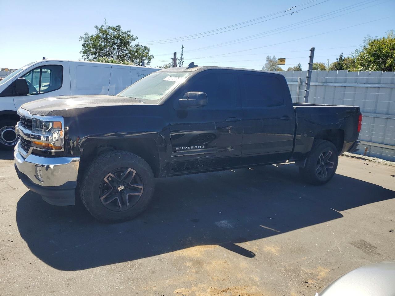 2017 CHEVROLET SILVERADO LT — Front 3/4