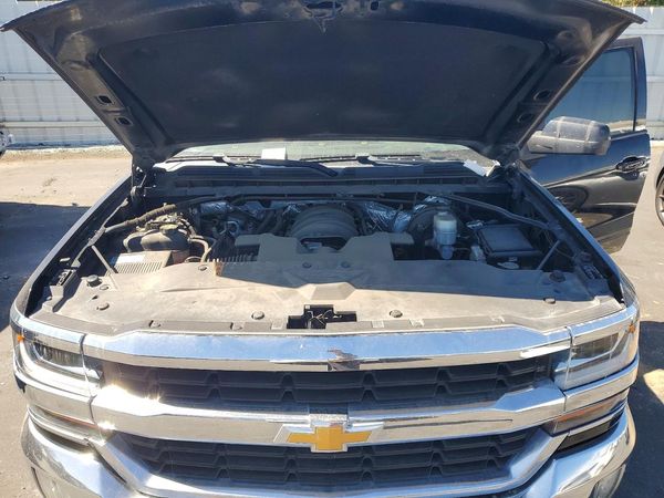 2017 CHEVROLET SILVERADO LT — Engine bay