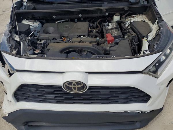 2021 TOYOTA RAV4 XLE — Engine bay