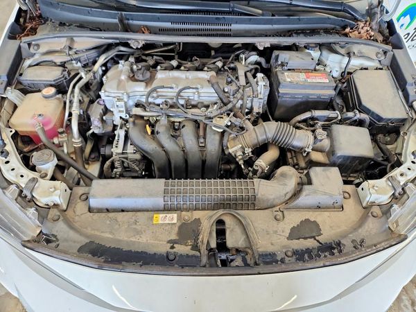 2020 TOYOTA COROLLA LE — Engine bay