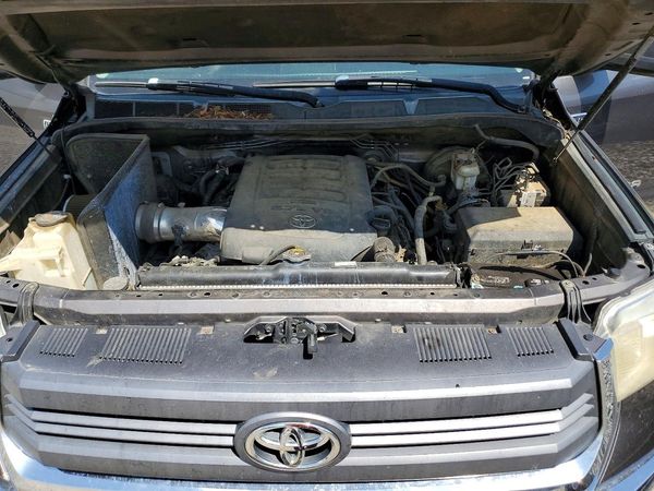 2015 TOYOTA TUNDRA SR5 Grade — Engine bay